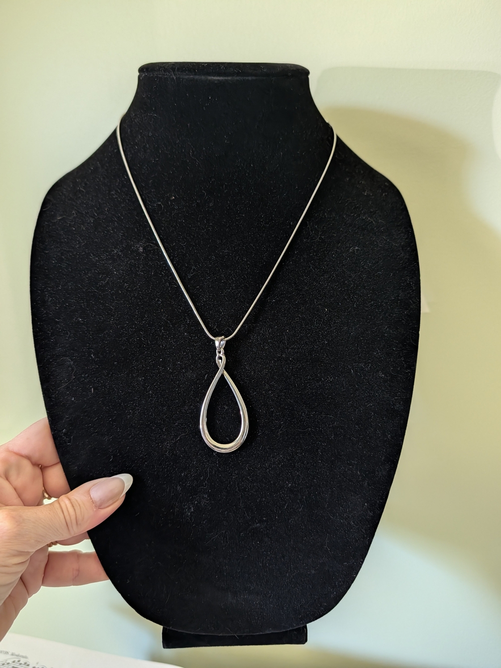 Vintage Silvertone Teardrop Pendant Necklace - Women Jewelry - Picture 4 of 12